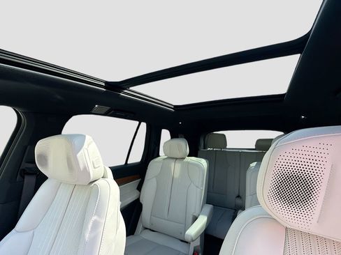 New 2026 Cadillac Vistiq Sport w/ LPO, Floor Liner Package image 22