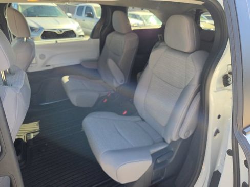 Used 2026 Toyota Sienna LE FWD image 12