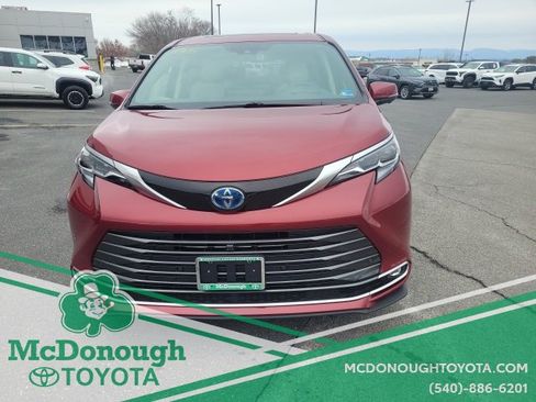 Certified 2025 Toyota Sienna Platinum image 3