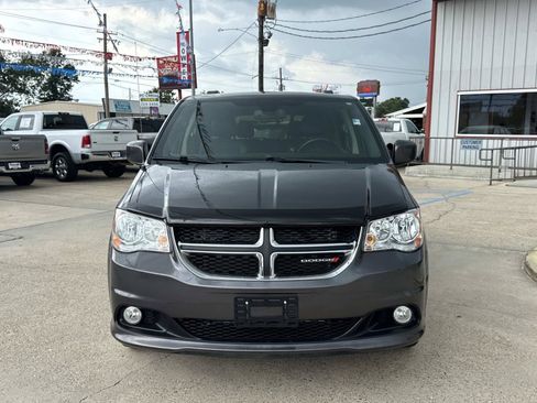 Used 2019 Dodge Grand Caravan SXT FWD image 3