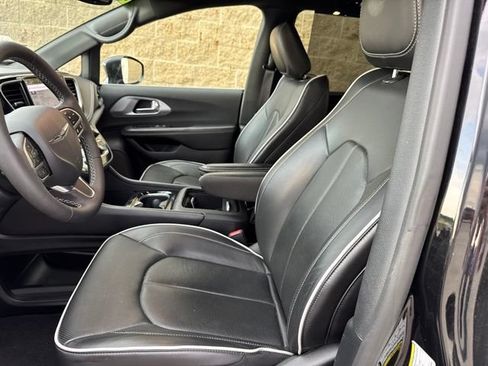 Used 2026 Chrysler Pacifica Limited FWD image 16