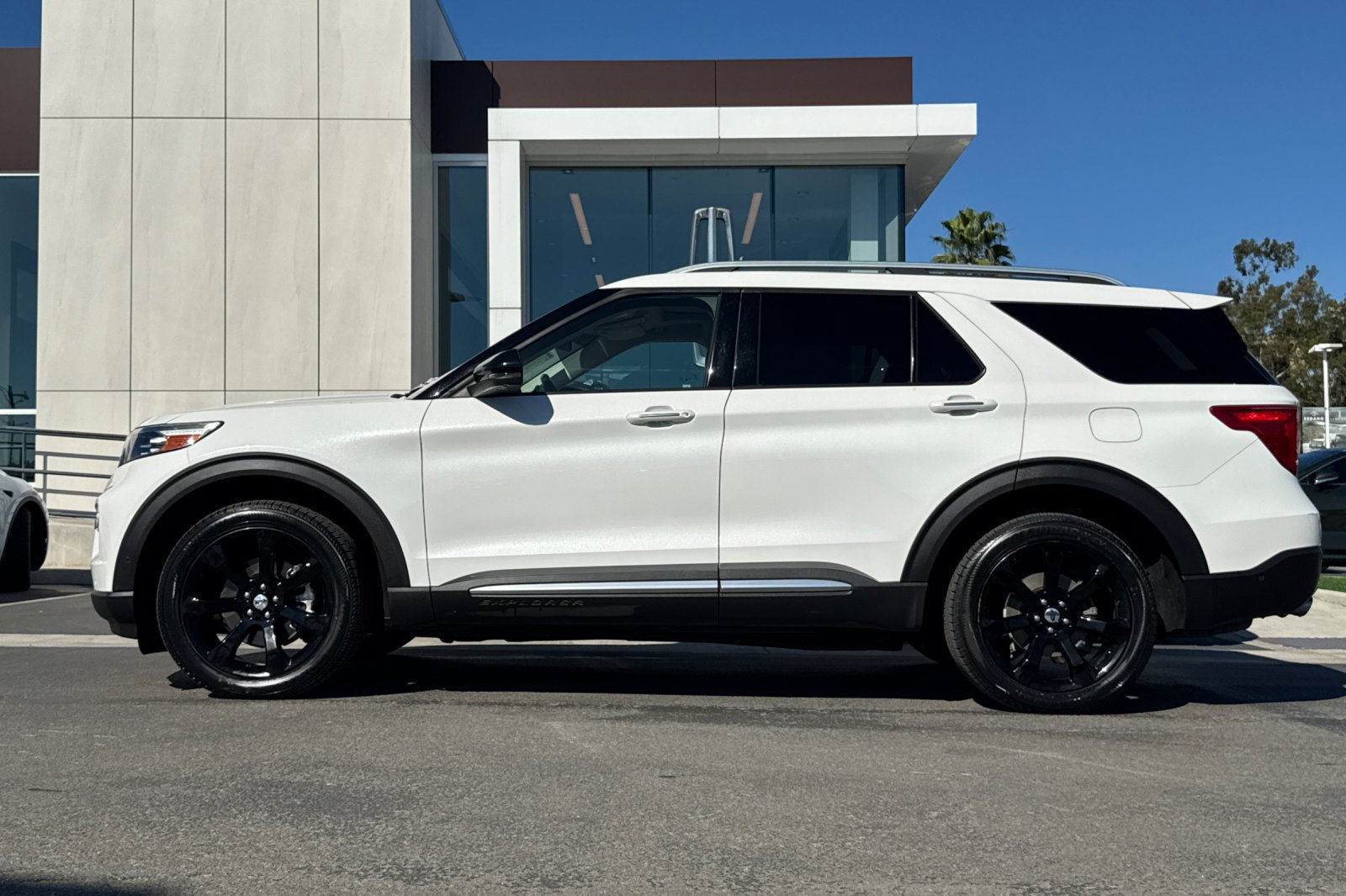 Certified 2020 Ford Explorer Platinum w/ Premium Technology Package AWD/4WD image 6