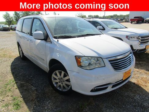 Used 2016 Chrysler Town & Country Touring FWD image 7