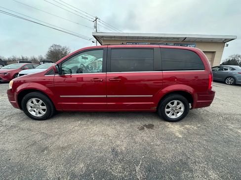 Used 2009 Chrysler Town & Country Touring w/ Entertainment Group #2 image 2
