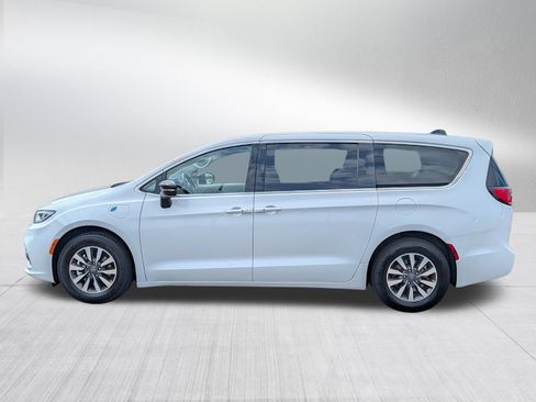 Used 2024 Chrysler Pacifica Limited FWD image 4