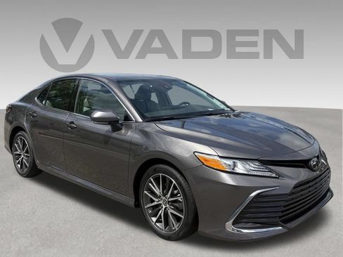 Used 2021 Toyota Camry XLE FWD image 5