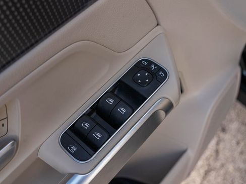 Used 2022 Mercedes-Benz GLB 250 image 12