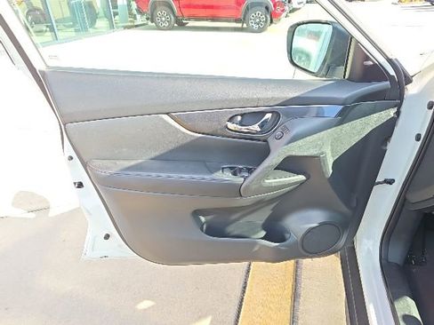 Used 2017 Nissan Rogue SV FWD image 11