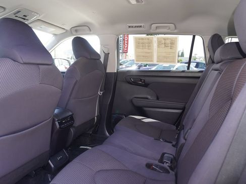 Used 2024 Toyota Highlander LE AWD/4WD image 12