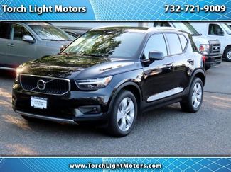 Used 2021 Volvo XC40 T5 Momentum image 1