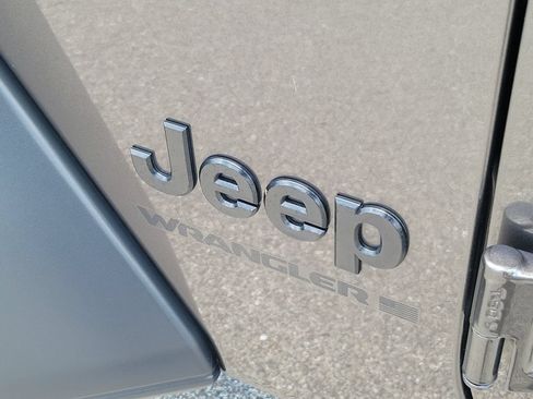 Used 2024 Jeep Wrangler Unlimited Sport AWD/4WD image 11