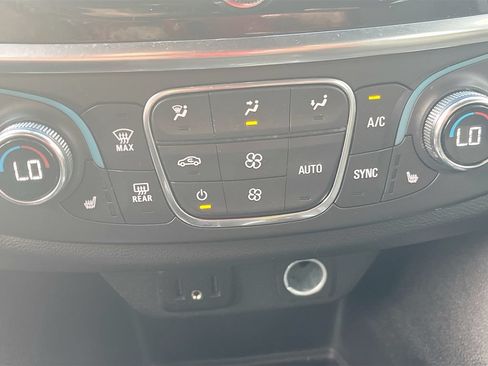 Used 2023 Chevrolet Traverse LT FWD image 19