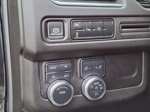 Used 2024 GMC Yukon XL SLE image 29