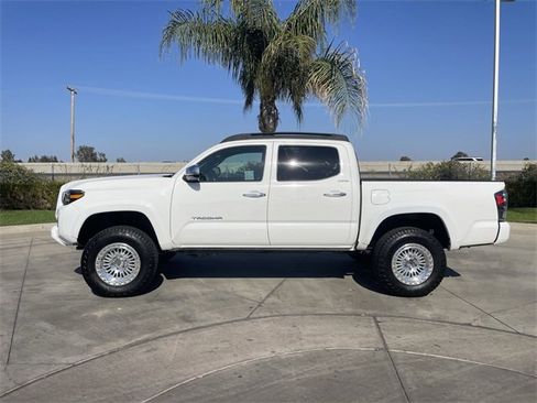 Used 2022 Toyota Tacoma Limited image 5