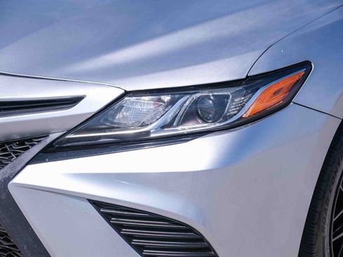 Used 2018 Toyota Camry SE w/ Moonroof Package FWD image 12
