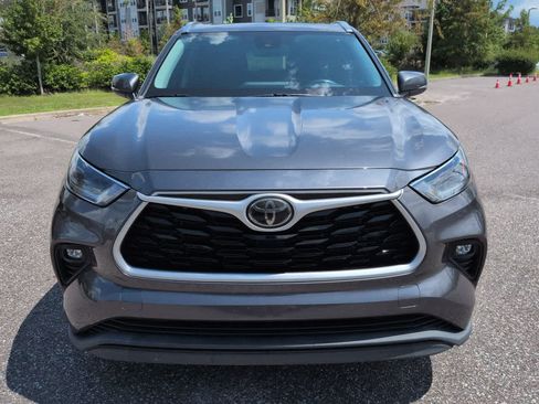 Used 2021 Toyota Highlander XLE FWD image 9