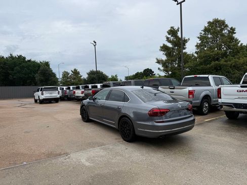 Used 2018 Volkswagen Passat 2.0T SEL Premium FWD image 4