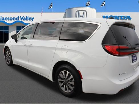 Used 2024 Chrysler Pacifica Select image 4