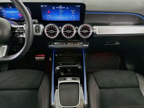 Used 2024 Mercedes-Benz GLB 250 4MATIC image 11