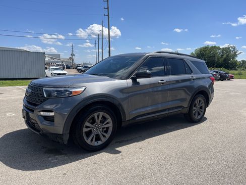 Used 2023 Ford Explorer XLT w/ Equipment Group 202A RWD image 4