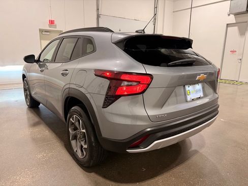 Used 2025 Chevrolet Trax LT FWD image 7