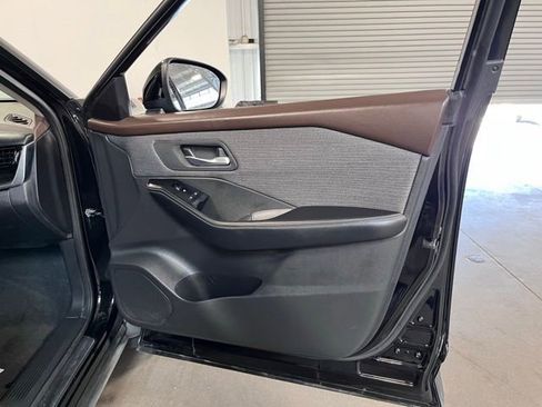 Used 2022 Nissan Rogue SV image 12