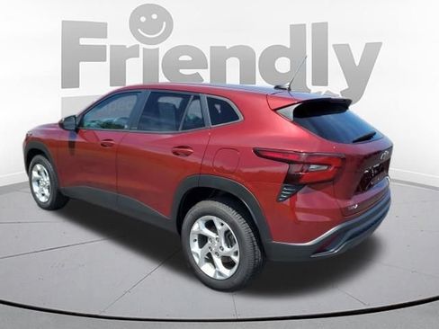Used 2024 Chevrolet Trax LS w/ LS Convenience Package FWD image 3