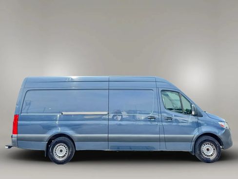 Used 2021 Mercedes-Benz Sprinter 2500 image 4