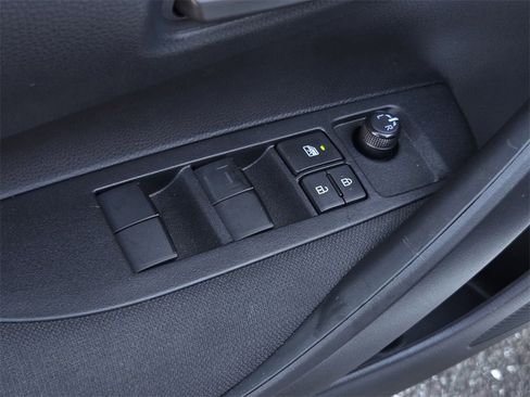 Used 2022 Toyota Corolla LE image 11