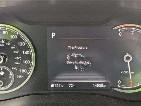 Used 2025 Genesis G70 2.5T image 11