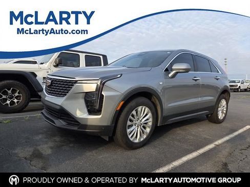 Used 2024 Cadillac XT4 Luxury w/ Cold Weather Package FWD image 1