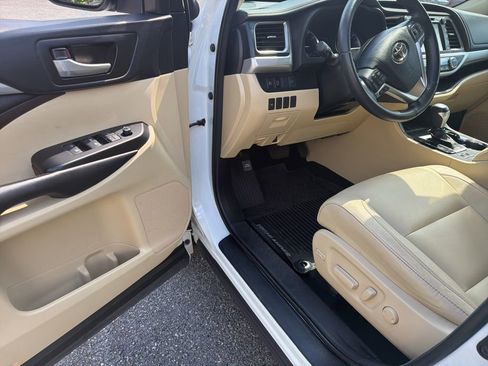 Used 2018 Toyota Highlander XLE FWD image 3