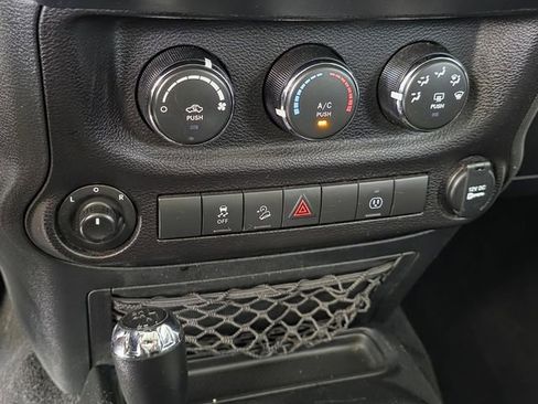 Used 2018 Jeep Wrangler Unlimited Sahara AWD/4WD image 15