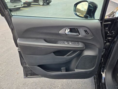 Used 2026 Chrysler Pacifica Select FWD image 11
