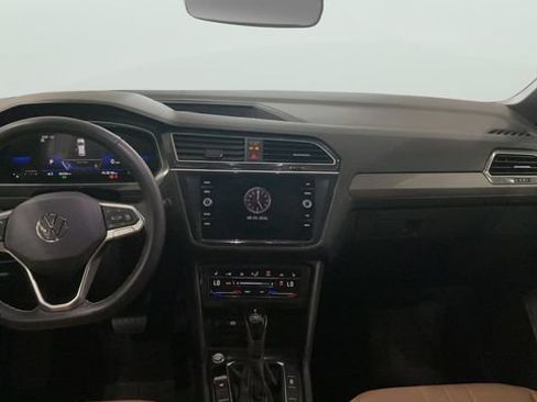 Certified 2024 Volkswagen Tiguan SE w/ Panoramic Sunroof Package AWD/4WD image 11