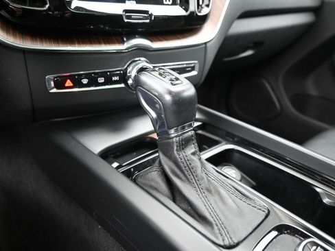 Used 2021 Volvo XC60 T5 Momentum w/ Premium Package image 14