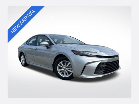 Used 2025 Toyota Camry LE w/ Convenience Package image 1