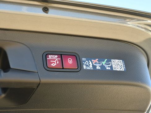 Used 2025 Mercedes-Benz GLS 450 4MATIC image 8