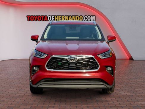Used 2023 Toyota Highlander Limited FWD image 2