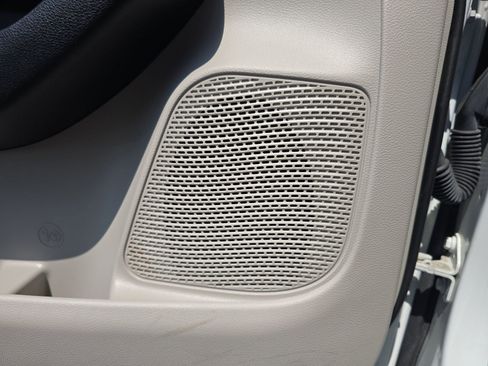 Used 2023 Chrysler Pacifica Touring-L image 16