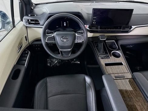 Used 2025 Toyota Sienna Limited AWD/4WD image 3