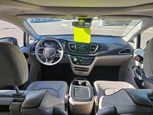 Used 2018 Chrysler Pacifica Limited w/ Tire & Wheel Group FWD image 41