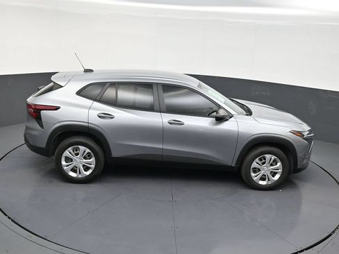 Used 2025 Chevrolet Trax LS FWD image 17