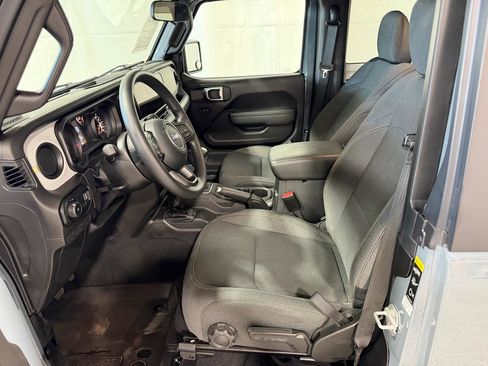 Used 2025 Jeep Wrangler Sport AWD/4WD image 18