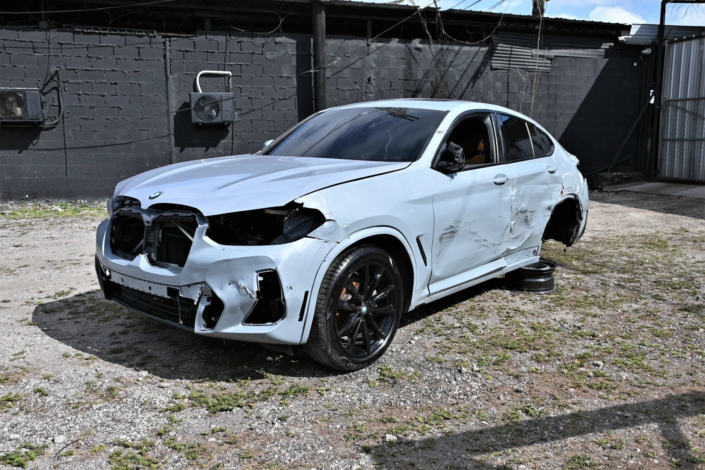 Used 2024 BMW X4 xDrive30i w/ M Sport Package AWD/4WD image 2