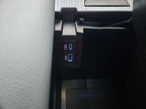 Used 2022 Toyota Sienna XSE image 19