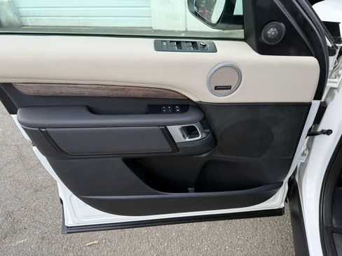 Used 2017 Land Rover Discovery HSE image 16