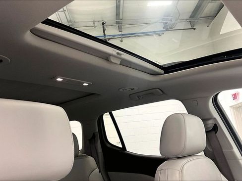 Used 2022 GMC Acadia SLT w/ Preferred Package FWD image 17