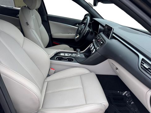 Used 2023 Genesis G70 2.0T image 15