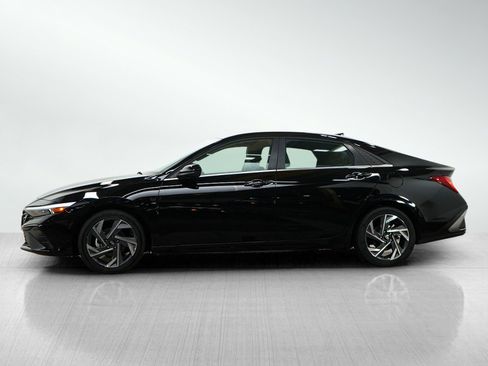 Used 2025 Hyundai Elantra SEL image 2